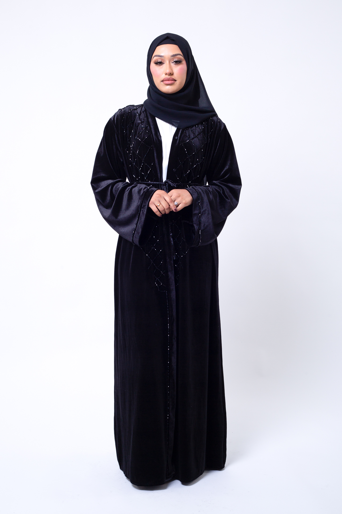 Abaya ouverte ornée de croix en velours de qualité supérieure