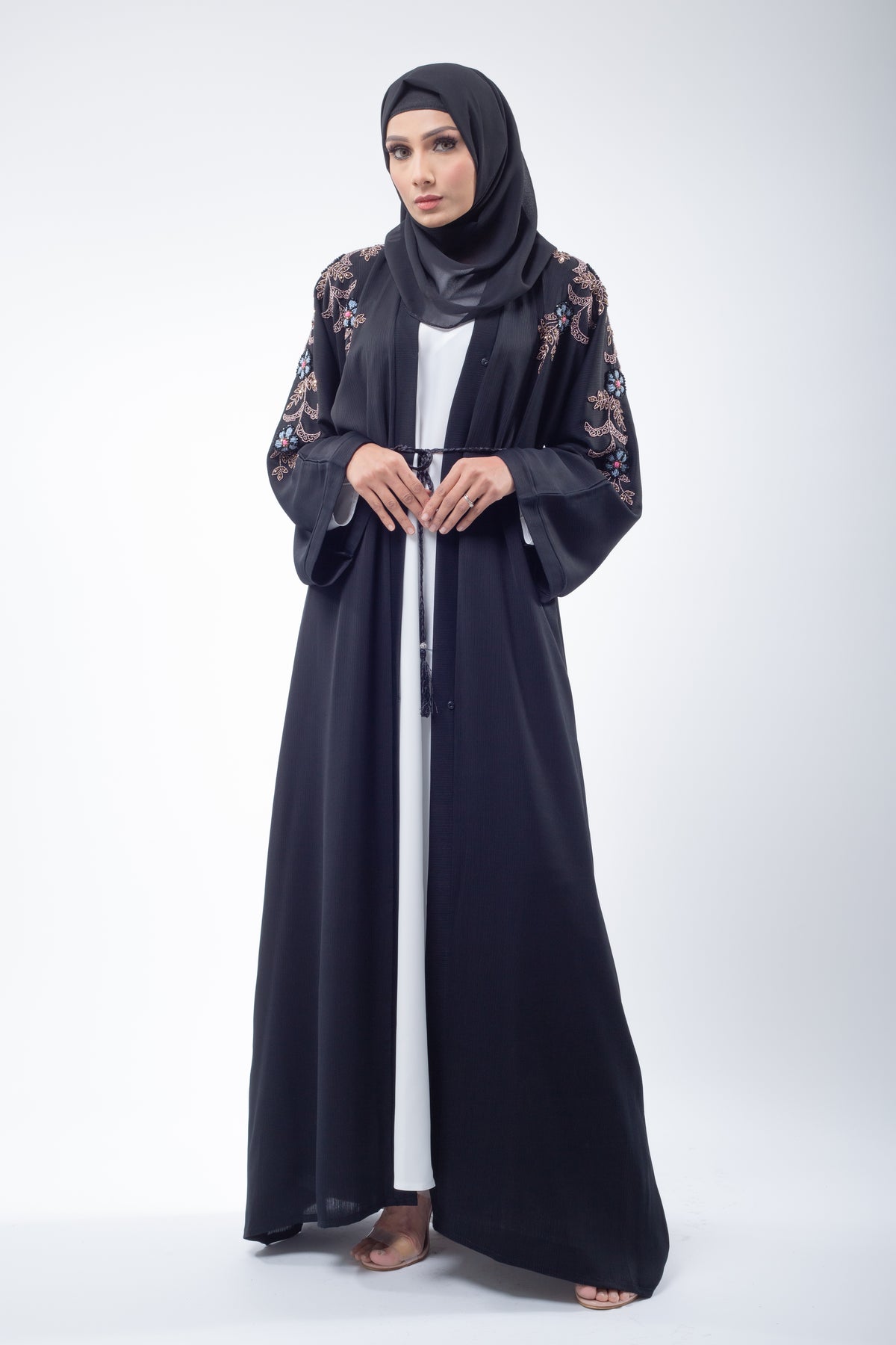 Abaya ouverte noire ornée d'épaules Dina